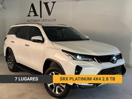 TOYOTA HILUX SW4 2.8 D-4D TURBO DIESEL SRX PLATINUM 7L 4X4 AUTOMÁTICO TOYOTA HILUX SW4 2.8 D-4D TURBO DIESEL SRX PLATINUM 7L 4X4 AUTOMÁTICO